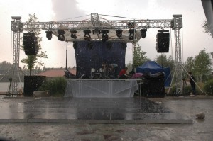 Сцена во время дождя
