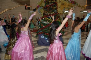 Новогодние хоровод, игры и танцы - атмосфера радости и заряд на весь следующий год!